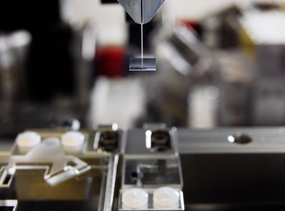For the QWeld project, researchers created the first stable, adhesive-free, opti- cal bonding solution for PICs that could be used at temperatures as low as 4K. The focus was on vertical connections.