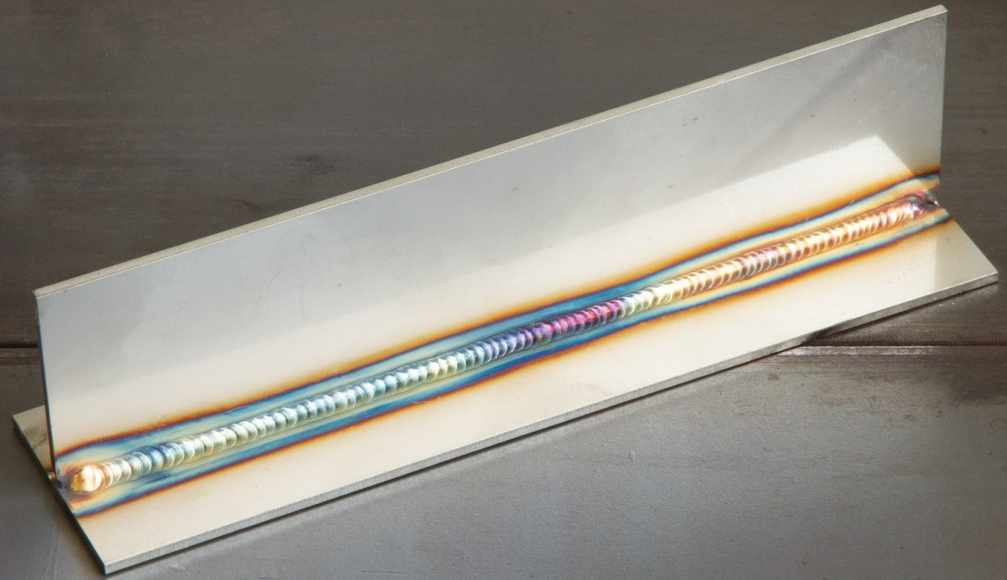Abbildung 3: Horizontale Kehlnaht (PB-Position) aus 2,5 mm säurebeständigem Stahl (316L), die mit dem WIG-Doppelpuls-Verfahren durchgeführt wurde - © Kemppi Oy