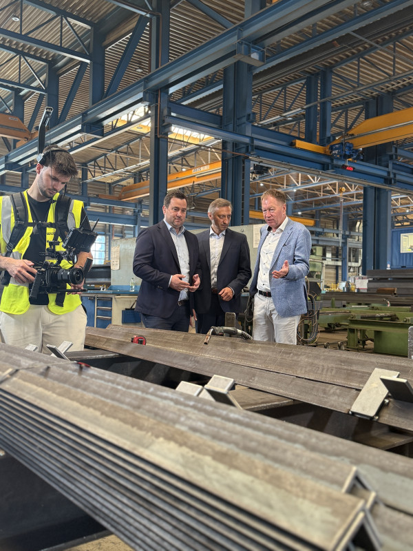 Foto 4 _Gesprächsrunde in der Produktion_