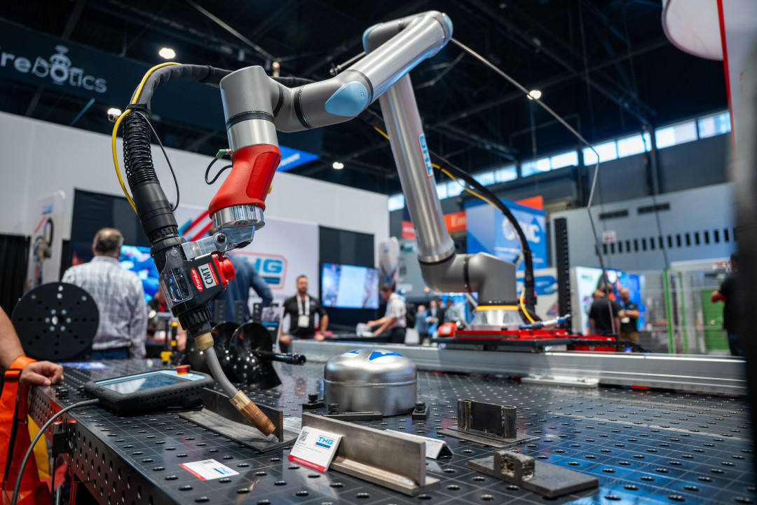 JPG Version 2-09_2025_UR8 Long with UR partner THG Automation at FABTECH _3_