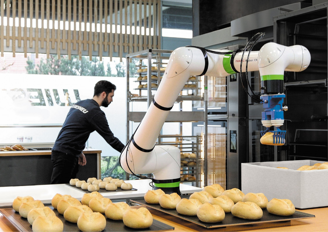 Robot-in-a-Bakery_Pa~ng©FANUC-300dpi _1_