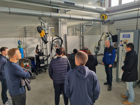 Uwe Mückenheim _2. v. r._ erläutert Automationsmöglichkeiten mit Robotern © SLV Halle GmbH 2025