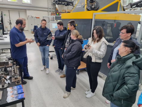 Hendrik Neef _links_ erläutert die Technologie der lichtbogen-drahtbasierten Additiven Fertigung © SLV Halle GmbH 2025