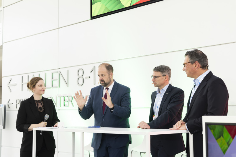 Moderatotin Nadine Pungs im Gespräch mit den Keynote-Speakern Thomas Schauf, Stefan Erdmann und Till Schreiter _v.l.n.r.__Quelle DVS Media GmbH