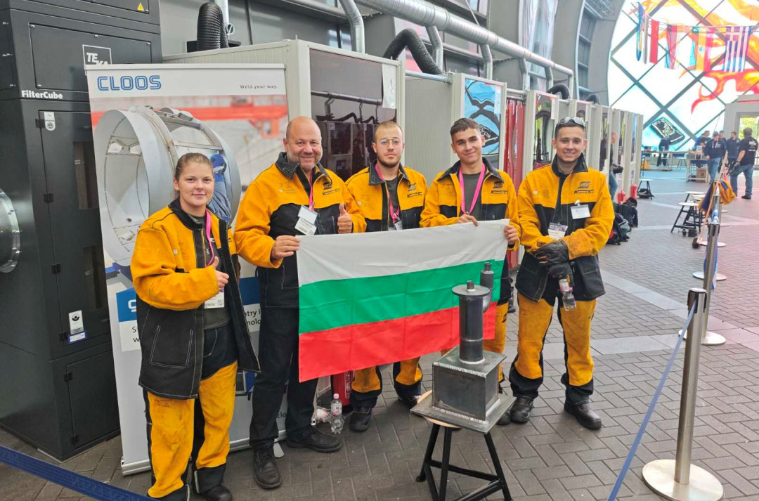 Bulgarian Team, Katrin on far left - © Svetlana Boshnakova