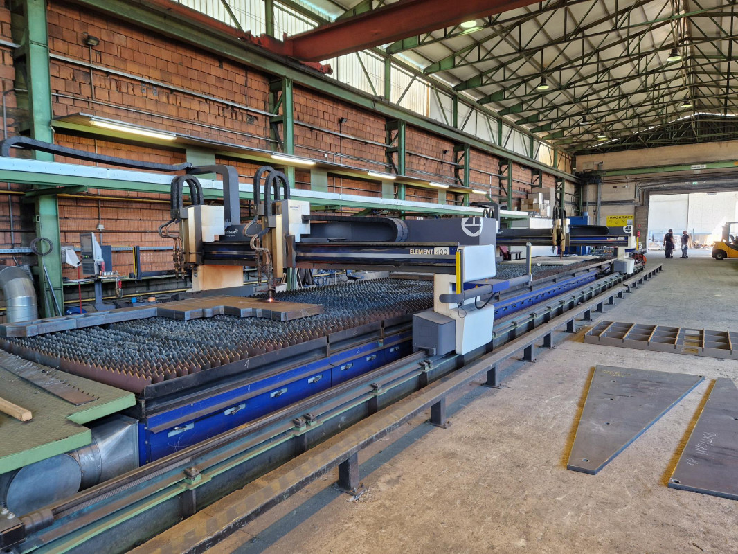 Zwei Element-Maschinen mit je vier Alfa-Autogenbrennern auf einer Laufbahn.