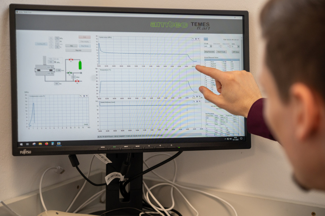 Erste Messungen am Prüfstand zeigen: Die Schraubenkraft lässt bei thermoplastischen Flanschsystemen kurz nach der Montage stark ab, dann bleibt sie einigermaßen konstant und schwindet schließlich deutlich. Dies ist zum Beispiel auf den Rückgang der Wärmeausdehnung zurückzuführen. Finn Bartmann entwickelt in seiner Promotion dafür nun ein Berechnungsmodell. - © FH Münster/Frederik Tebbe