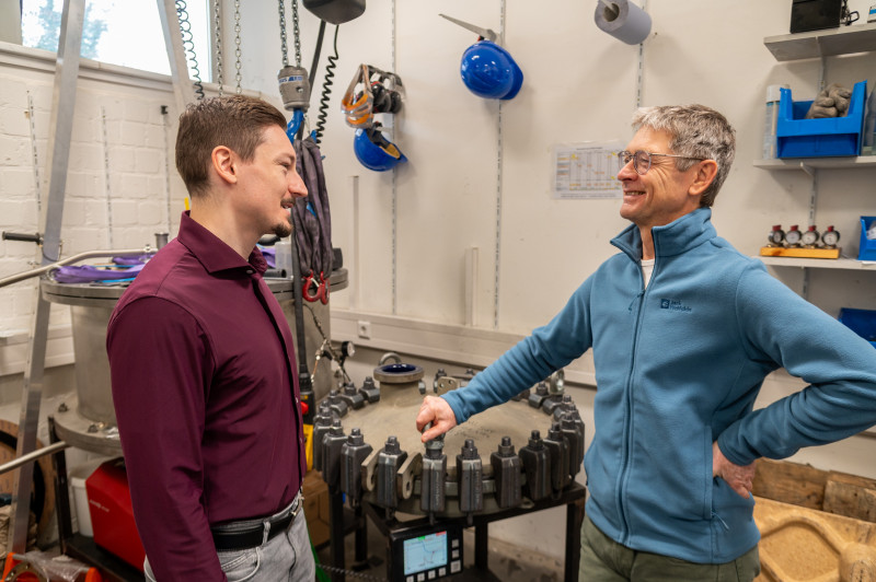 Finn Bartmann schreibt seine Doktorarbeit bei Prof. Dr. Alexander Riedl (r.) im Labor für Dichtungstechnik der FH Münster. - © FH Münster/Frederik Tebbe