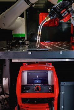 Fronius WireSense turns the wire electrode into a sensor to precisely determine the position of the component. Positional deviations are detected with precision and the weld path is corrected accordingly. / © Fronius International GmbH