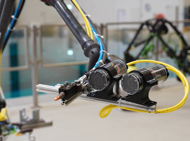 Schweißbrenner und Stereokameras am Roboter-Endeffektor bei Versuchsvorbereitungen in der Maritimen Explorationshalle des DFKI Bremen.