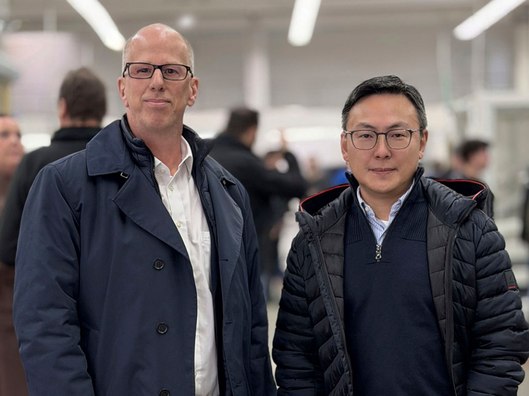 Zum Jahresbeginn 2026 übernimmt ein neues Geschäftsführungsduo die Leitung des Unternehmens:  von Links: Marc Hägele (Sprecher der Geschäftsführung) und Yongwu Chen - © Sonotronic GmbH