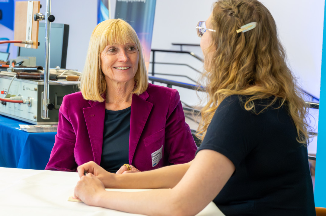 DVS-Präsidentin Susanne Szczesny-Oßing (links) im Kurz-nachgefragt-Interview - © SLV Halle GmbH