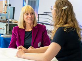 DVS-Präsidentin Susanne Szczesny-Oßing (links) im Kurz-nachgefragt-Interview