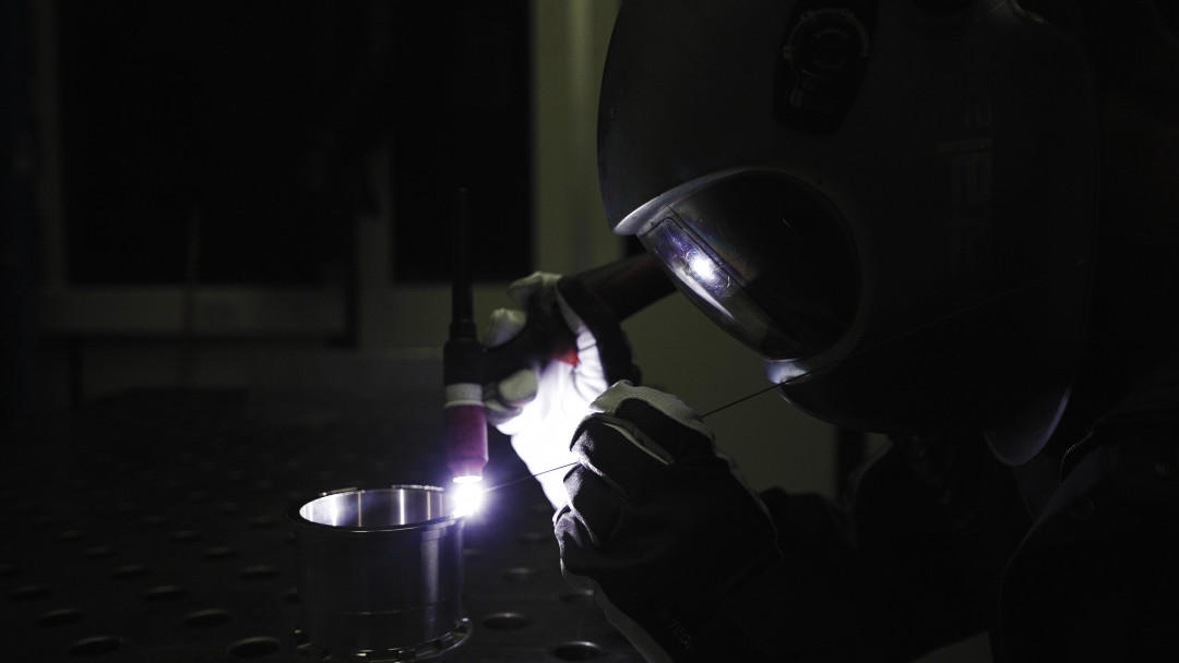 Beim WIG-Schweißen verbindet ein Lichtbogen die Elektrode mit dem Werkstück. - © toolcraft AG