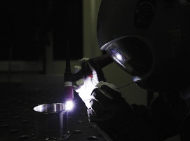 Beim WIG-Schweißen verbindet ein Lichtbogen die Elektrode mit dem Werkstück.