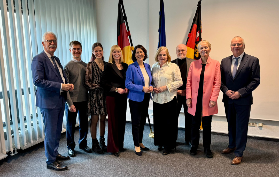 Group photo from the award ceremony with DVS Chief Executive Officer Dr.-Ing. Roland Boecking (right), Minister Daniela Schmitt (fourth from the right), DVS President Susanne Szczesny-Oßing (fifth from the right), and Arne Rössel, Managing Director of the Koblenz Chamber of Industry and Commerce (left). - © MWVLW-RLP