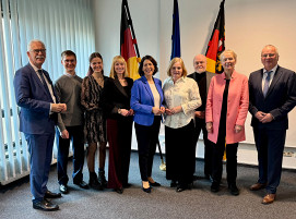 Group photo from the award ceremony with DVS Chief Executive Officer Dr.-Ing. Roland Boecking (right), Minister Daniela Schmitt (fourth from the right), DVS President Susanne Szczesny-Oßing (fifth from the right), and Arne Rössel, Managing Director of the Koblenz Chamber of Industry and Commerce (left).