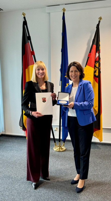 The Minister of Economic Affairs of the State of Rhineland-Palatinate, Daniela Schmitt (right), presents the State’s Economic Medal to Susanne Szczesny-Oßing (left) - © MWVLW-RLP
