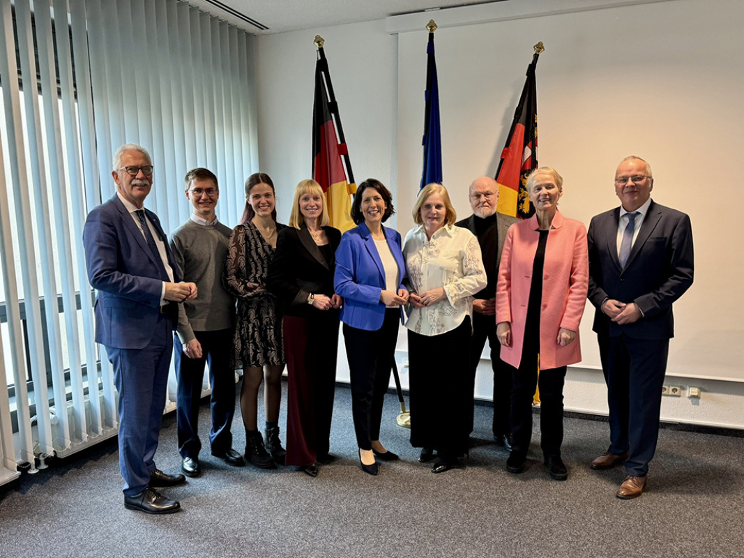 Gruppenaufnahme von der Preisverleihung mit Hauptgeschäftsführer des DVS Dr.- Ing. Roland Boecking (rechts), Ministerin Daniela Schmitt (4.v.r.), DVS-Präsidentin Susanne SzczesnyOßing (5.v.r.), Geschäftsführer der IHK Koblenz Arne Rössel (links). - © MWVLW-RLP