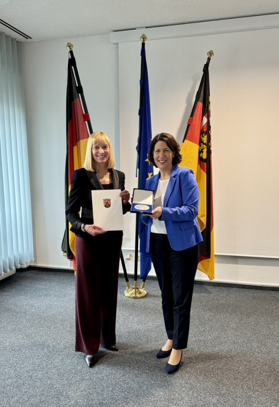 Wirtschaftsministerin des Landes Rheinland-Pfalz Daniela Schmitt (rechts)  verleiht die Wirtschaftsmedaille des Landes an Susanne Szczesny-Oßing (links) - © MWVLW-RLP