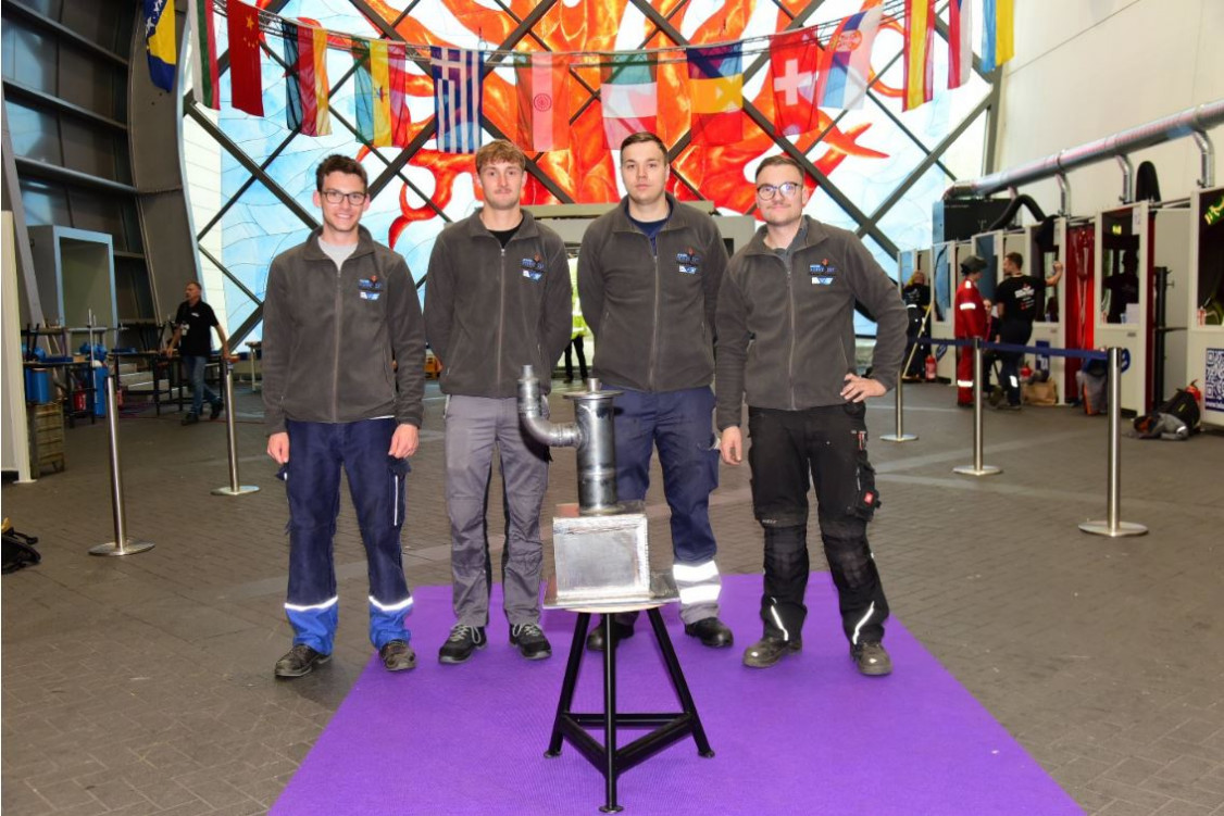 Benjamin Dietrich (2. v. r.) und seine Teamkollegen vom Landesverband Süd mit dem gemeinsam geschweißten Druckbehälter. - © Bezirksverband Schwaben- Mittelbayern