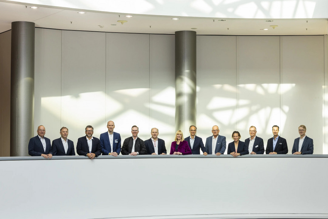 Mitglieder des DVS-Präsidiums: u. a. DVS-Hauptgeschäftsführer Dr.-Ing. Roland Boecking (links), Dipl.-Betriebsw. Susanne Szczesny-Oßing und Dipl.-Kfm. Jens Vogl (Bildmitte, 7. und 8. v.l.) - © DVS/lichtschacht.business