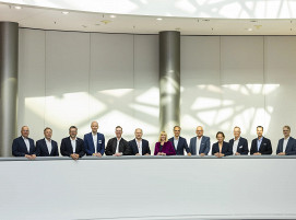 Mitglieder des DVS-Präsidiums: u. a. DVS-Hauptgeschäftsführer Dr.-Ing. Roland Boecking (links), Dipl.-Betriebsw. Susanne Szczesny-Oßing und Dipl.-Kfm. Jens Vogl (Bildmitte, 7. und 8. v.l.)