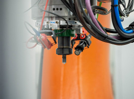 Akustische Prozessüberwachung in der Praxis: Der Messaufbau kombiniert Mikrofone am FSW-Werkzeug mit synchron erfassten Maschinenparametern als Grundlage für KI-gestützte Verschleißerkennung.