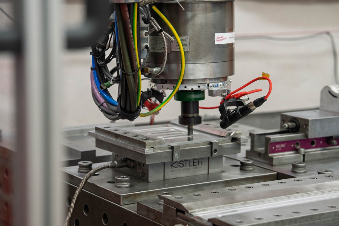 Messaufbau beim Rührreibschweißen: Modulares akustisches Messsystem mit flexibel positionierten Mikrofonen zur Erfassung von Werkzeugverschleiß und Prozessabweichungen in Echtzeit. - © Fraunhofer IDMT
