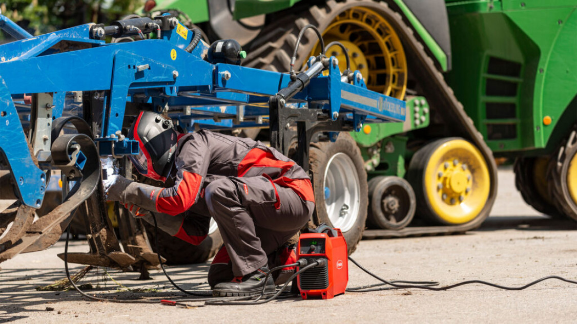 The place of use is one of the key factors when it comes to choosing a new welding machine. In agriculture, for example, reliability, robustness, and mobility are what matters. - © Fronius International GmbH