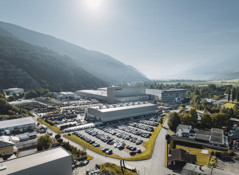 Das Liebherr Werk in Telfs (Tirol) möchte seine Produktion auf 3.000  Geräte pro Jahr steigern – auch durch die Modernisierung von Montagelinien und Stahlbauanlagen. - © Liebherr