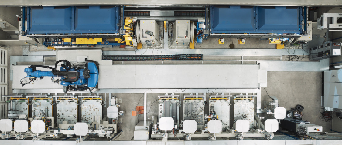 Das Anlagenkonzept kombiniert insgesamt vier Arbeitsstationen: zwei Schweißstationen (oben im Bild) und zwei Handlingbereiche (Mitte und rechts außerhalb des Bildbereichs) - © Liebherr