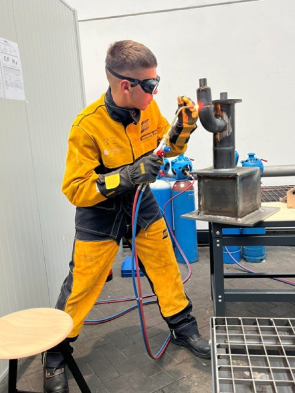 Stanislav bearbeitet mit Hilfe von Gasschweißen ein Bauteil aus einem Gruppenprojekt für den Wettbewerb. - © Svetlana Boshnakova