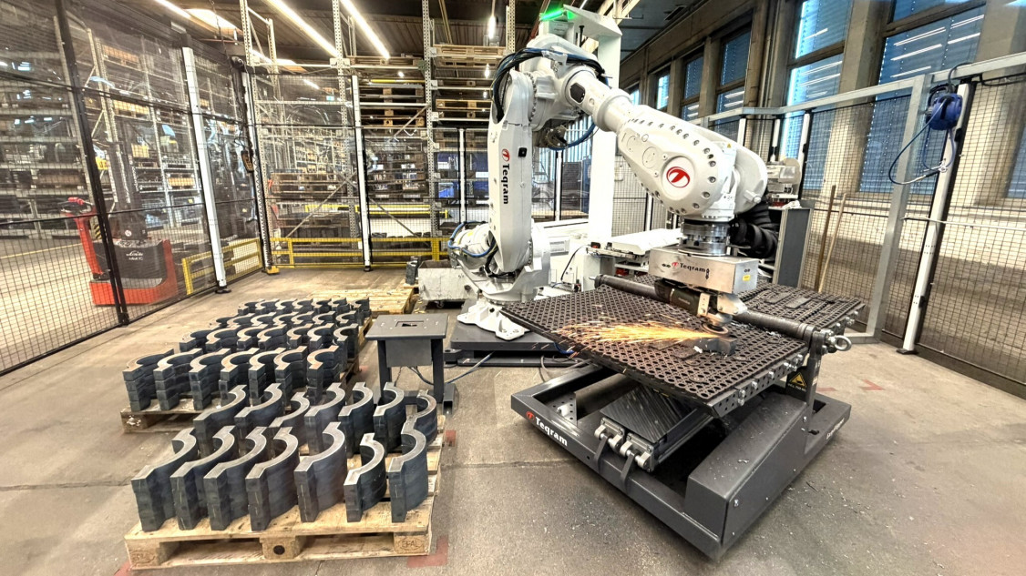 Standard EasyGrinder-Zelle für Teileabmessungen bis 1200 x 800 mm und bis zu 200 kg. - © Teqram