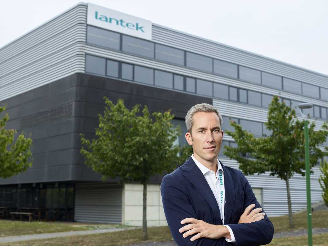Lantek-CEO Alberto López de Biñaspre vor der Unternehmenszentrale - © Lantek