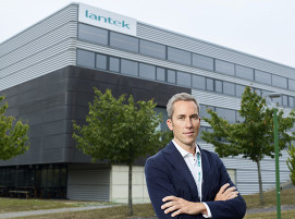 Lantek-CEO Alberto López de Biñaspre vor der Unternehmenszentrale