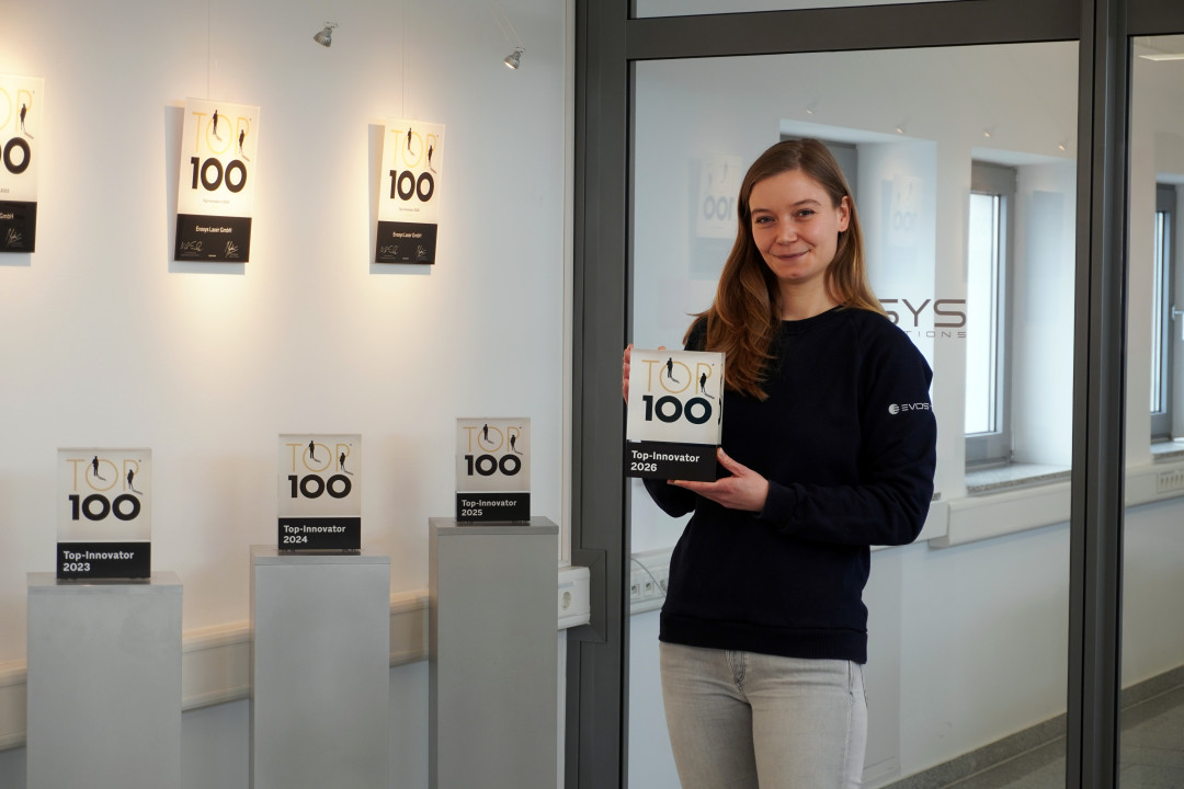 Prokuristin der Evosys Laser GmbH Marie Schafnitzl mit der Auszeichnung zum „Top-Innovator 2026“ - © Evosys Laser GmbH