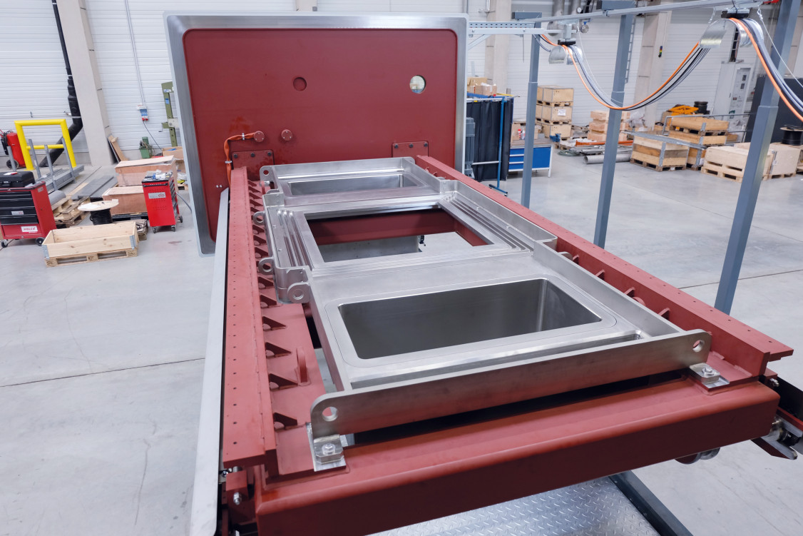 Die hochpräzise Abzugseinheit positioniert das bis zu 15 Tonnen schwere Pulverbett mit einer Wiederholgenauigkeit von rund 0,01 mm über die volle Bauhöhe von 1.000 mm. - © ALD Vacuum Technologies