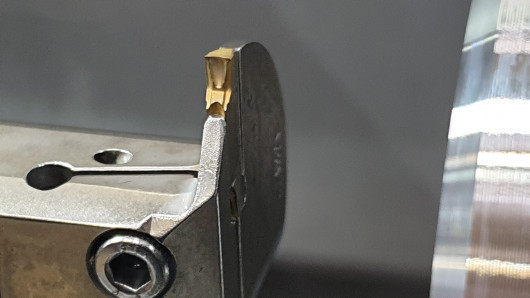 Die Multifunktionsstechplatte TDXU 3E-0.3 eignet sich für das Radial-, Axial- und Inneneinstechen. Mit ihrem weichen Schnitt ist sie für mittlere bis hohe Vorschübe geeignet und erzeugt kleine Späne. / © Ingersoll Werkzeuge GmbH