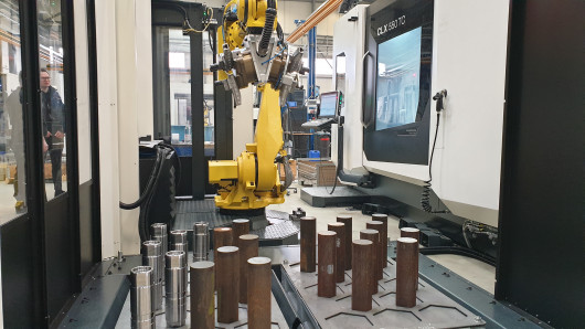 Nach der Devise „Rohteil rein, Fertigteil raus“ setzt Sysbohr auf Automation. In der Spät- und Nachtschicht arbeiten nur die Roboter. / © Ingersoll Werkzeuge GmbH