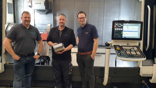 v. l. n. r.: Christopher Hees (Anwendungstechnik Ingersoll), Sebastian Reith (Produktionsleiter Sysbohr) und  Daniel Rudolph (Technische Beratung & Verkauf Ingersoll) / © Ingersoll Werkzeuge GmbH