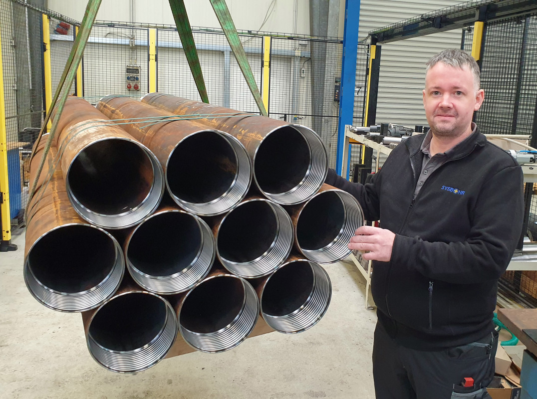 Sysbohr produziert Bohrrohre mit Längen bis 3 m im Durchmesserbereich 50 bis 600 mm. Rechts der Produktionsleiter Sebastian Reith. - © Ingersoll Werkzeuge GmbH