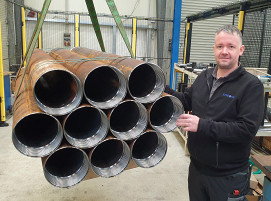 Sysbohr produziert Bohrrohre mit Längen bis 3 m im Durchmesserbereich 50 bis 600 mm. Rechts der Produktionsleiter Sebastian Reith.