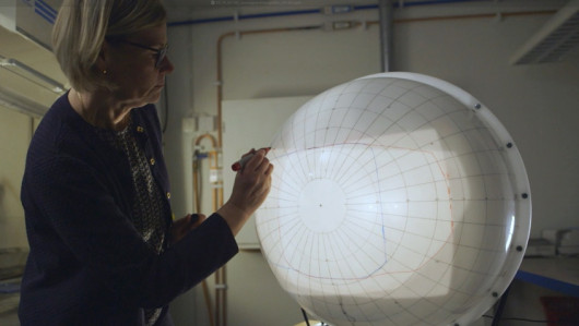 Kristina Magnusson while working on the field of view of the welding helmet. / © 3M