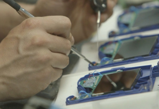 Assembly of the Auto Darkening Filter / © 3M