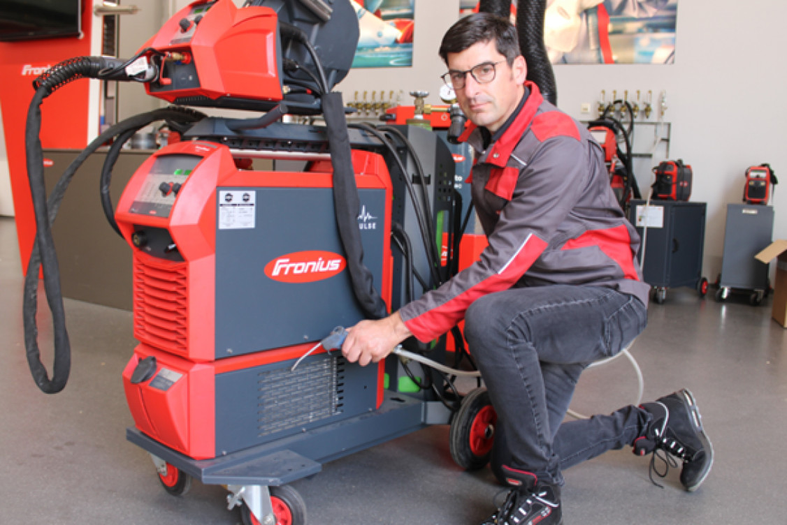 Zu viel Staub kann die Funktionsfähigkeit von mechanischen und elektronischen Bauteilen im Schweißgerät auf Dauer negativ beeinflussen, deshalb sollten die Innenräume regelmäßig ausgeblasen werden. - © Fronius International GmbH