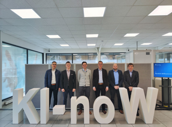 Zum Auftakt der zweiten Förderphase trafen sich am 10. Februar 2026 (v. l.) André Heim (Regierung von Unterfranken) sowie Lukas Koch, Christoph Hoffmann, Professor Frank Döpper, Professor Marco Huber und Hartmut Eigenbrot vom Fraunhofer IPA am KI-noW in Schweinfurt.