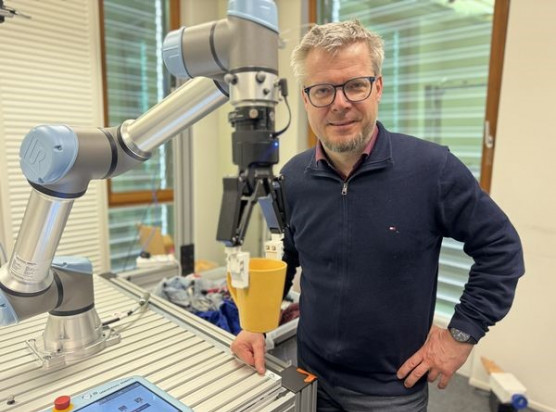 Hubert Zangl (Institut für Intelligente Systemtechnologien) mit dem Robotergreifer