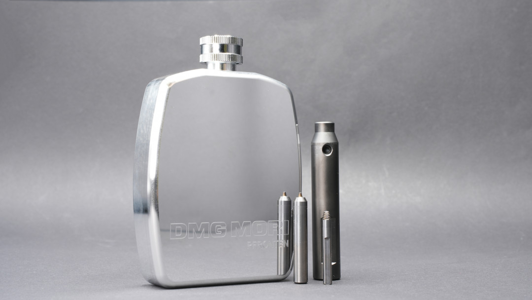 Ein aus zwei Komponenten zusammengeschweißter Aluminium-Flachmann war das Beispielwerkstück, mit dem DMG MORI den Einsatz der FSW-Werkzeuge von Hufschmied bei seiner Hausausstellung anschaulich machte. - © Hufschmied Zerspanungssysteme GmbH