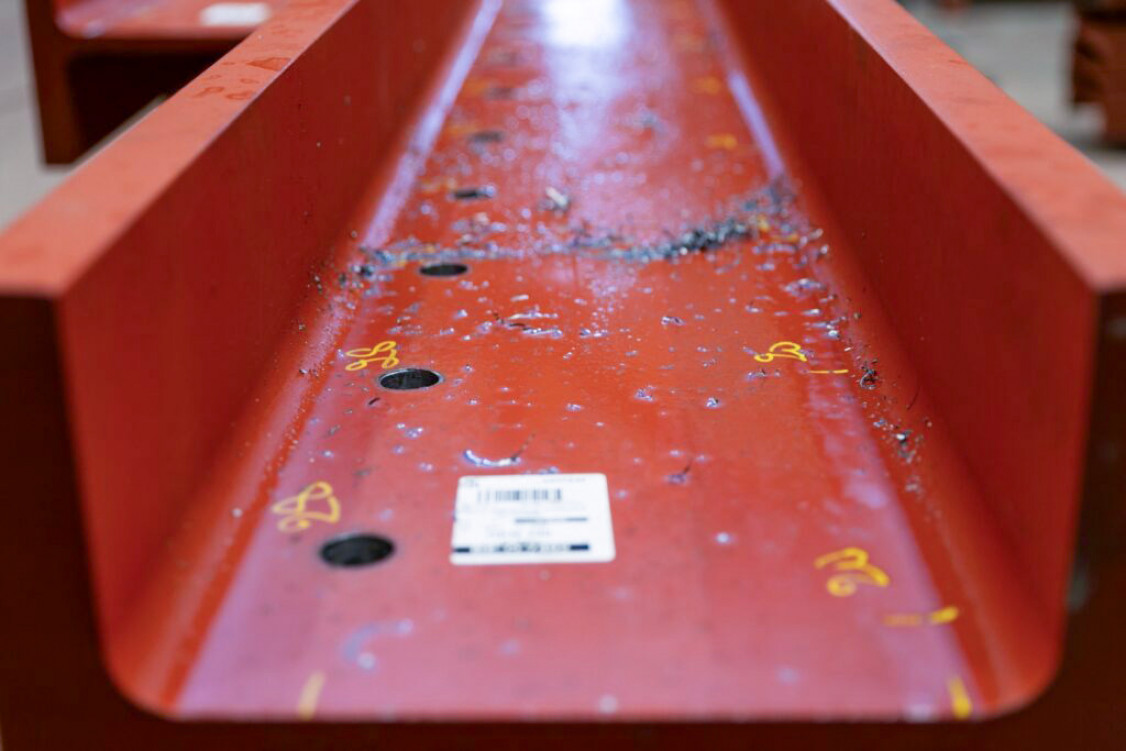 Das Unternehmen profitiert von Zeitersparnissen durch das neue Plasmasystem: Löcher, die früher aufwändig manuell nachträglich eingebracht werden mussten, übernimmt nun die Anlage. - © MicroStep Europa GmbH